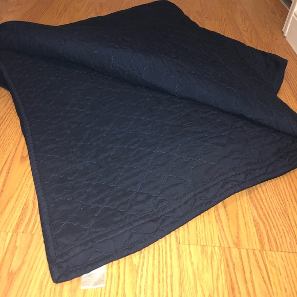 JENNIFER ADAMS Other - Beautiful quilted style queen comforter